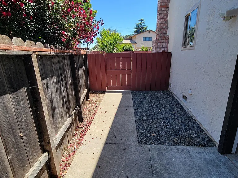 2210 Sierra Ct — Photo 32