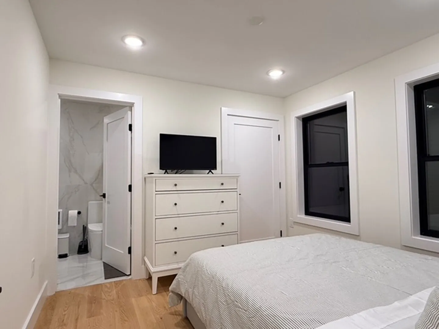 Sophisticated Urban Retreat in Vibrant Jersey City Heights — Photo 3