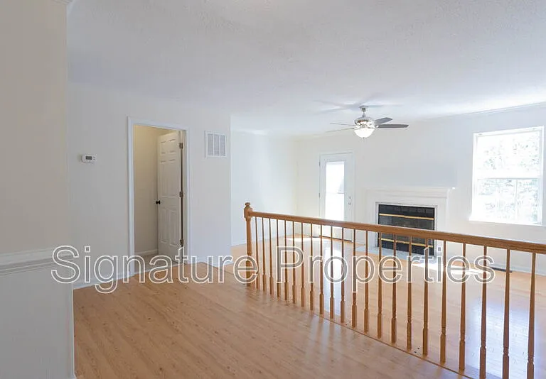 405 Lakeview Ct — Photo 10