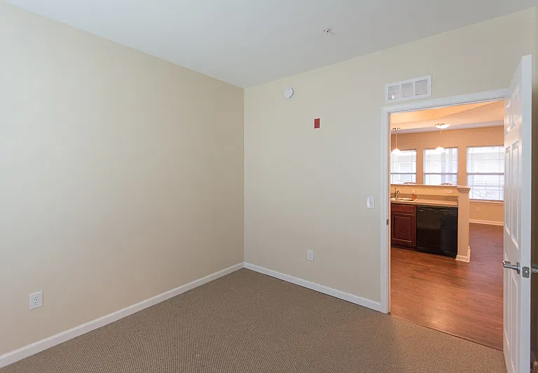 Tenth & College Horizons Apartments — Photo 23