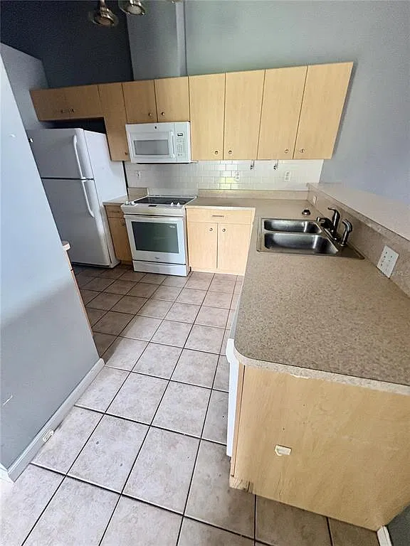 3 bed, 2.0 bath, 1311 sqft, $1,475 — Photo 2