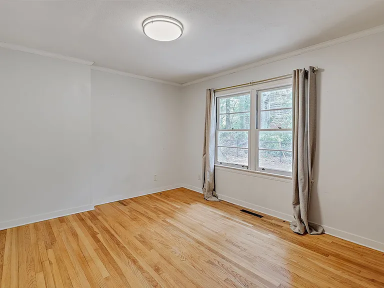 4364 Manhassett Dr — Photo 2