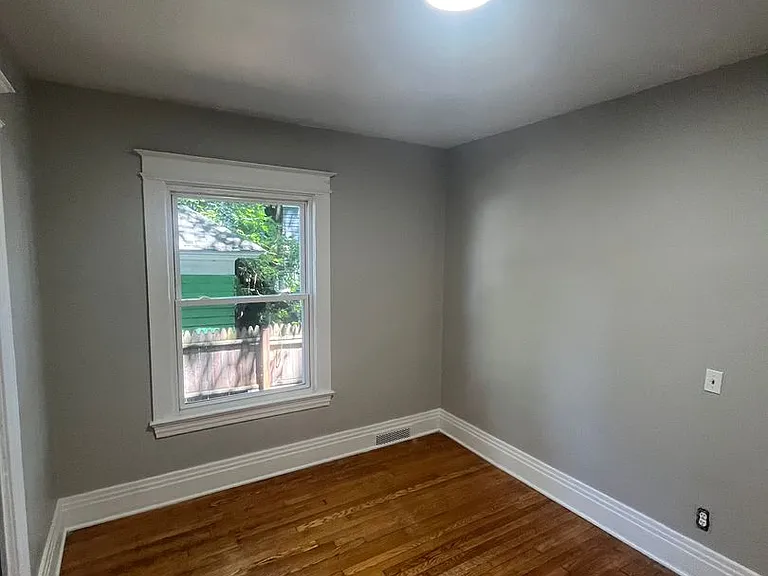 256-258 Woodbine Ave — Photo 19