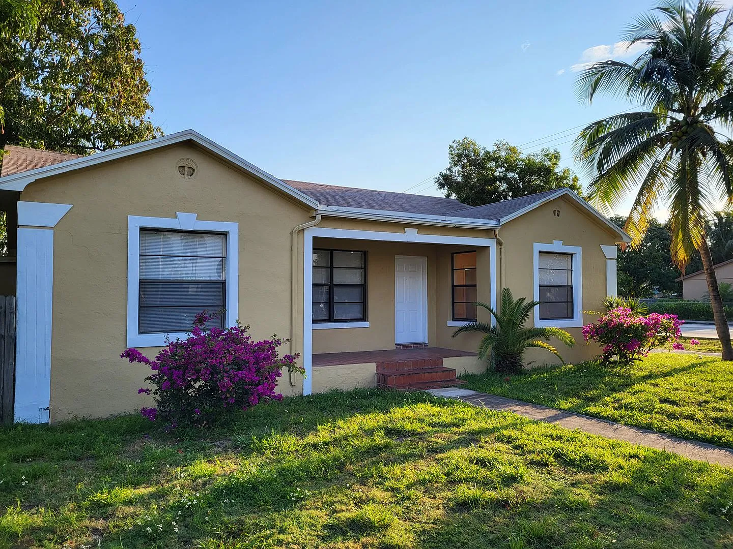 Renovated 4/2.5 Home with garage and large private backyard — Photo 2