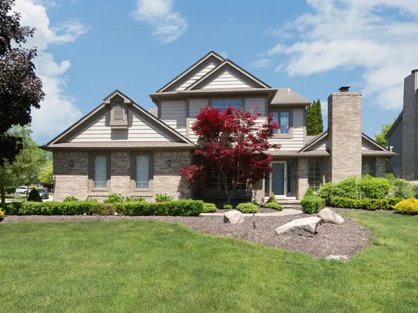 45432 White Pines Dr, Novi, MI 48374