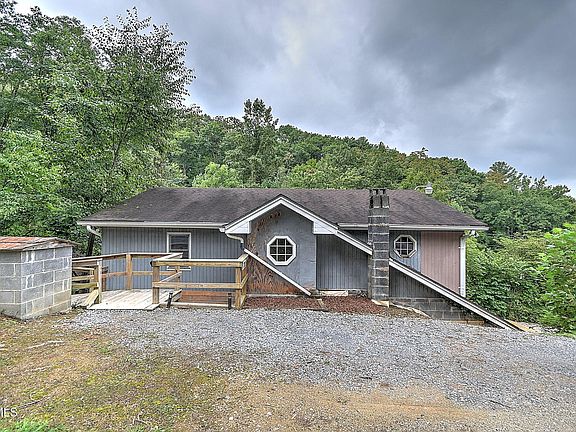 3rd image of 444 Woodbine Ln