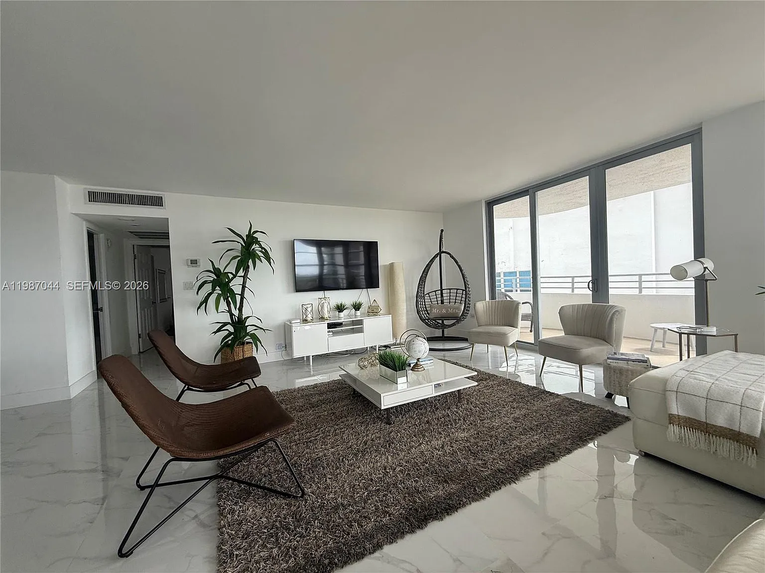 Oceanside Plaza Condo — Photo 2