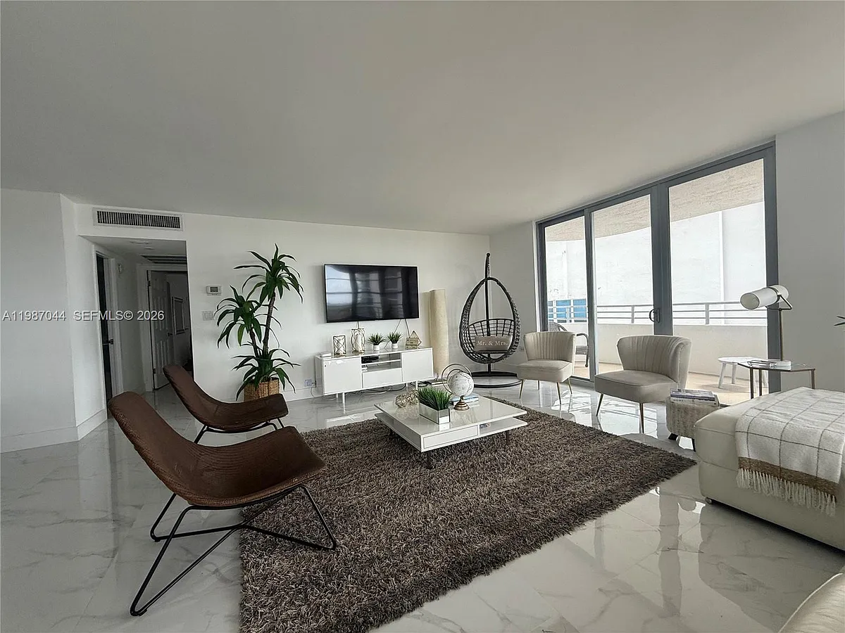 Building Photo - 5555 Collins Ave #8R