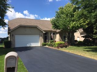 61 Brittany Dr, Oakwood Hills, IL 60013