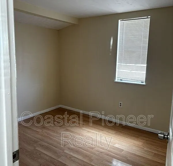 606 Cross St — Photo 6