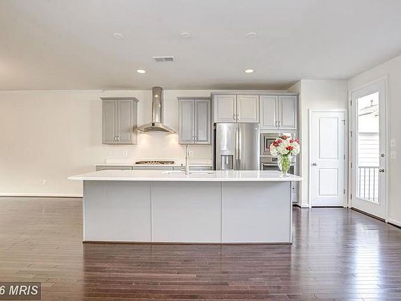 2nd image of 42252 Hampton Woods Ter