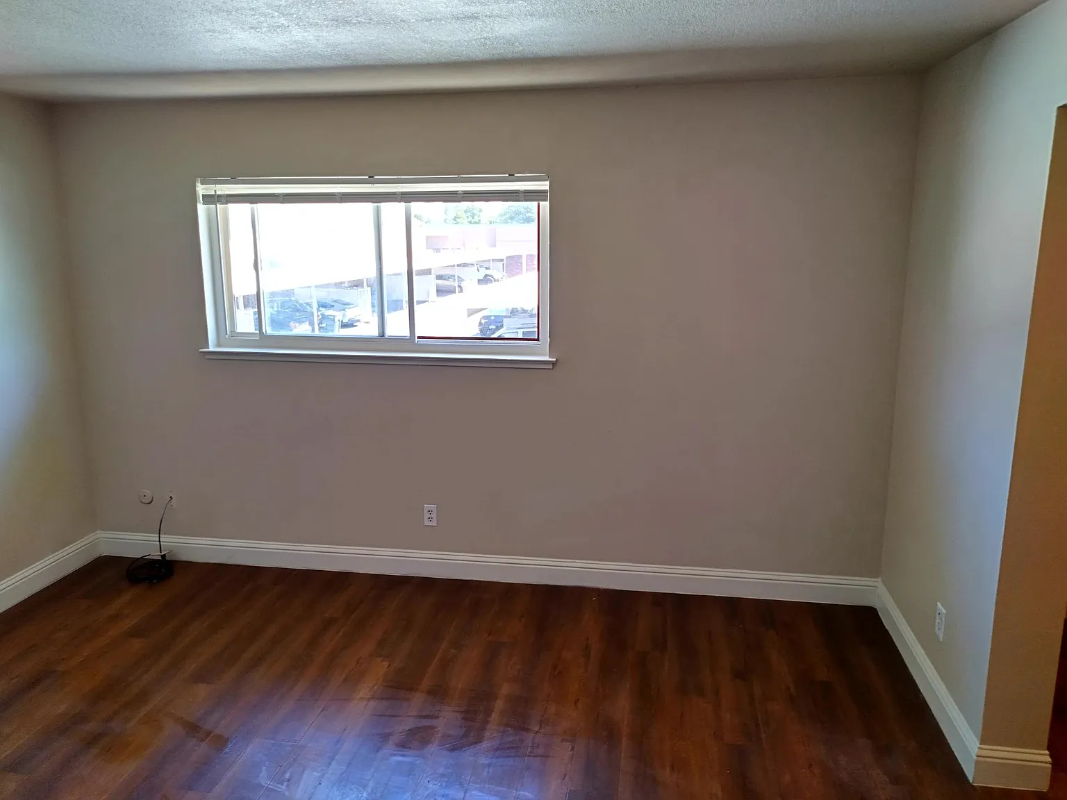 3 bed, 1.5 bath, 1323 sqft, $2,400 — Photo 4