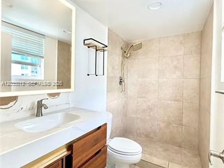 7501 E Treasure Dr #6T — Photo 9