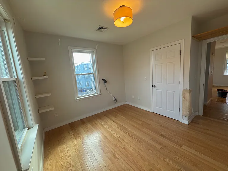486 Revere St — Photo 7