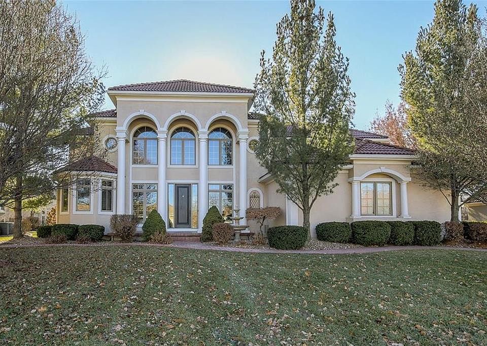 1st image of 625 NE Lake Pointe Dr