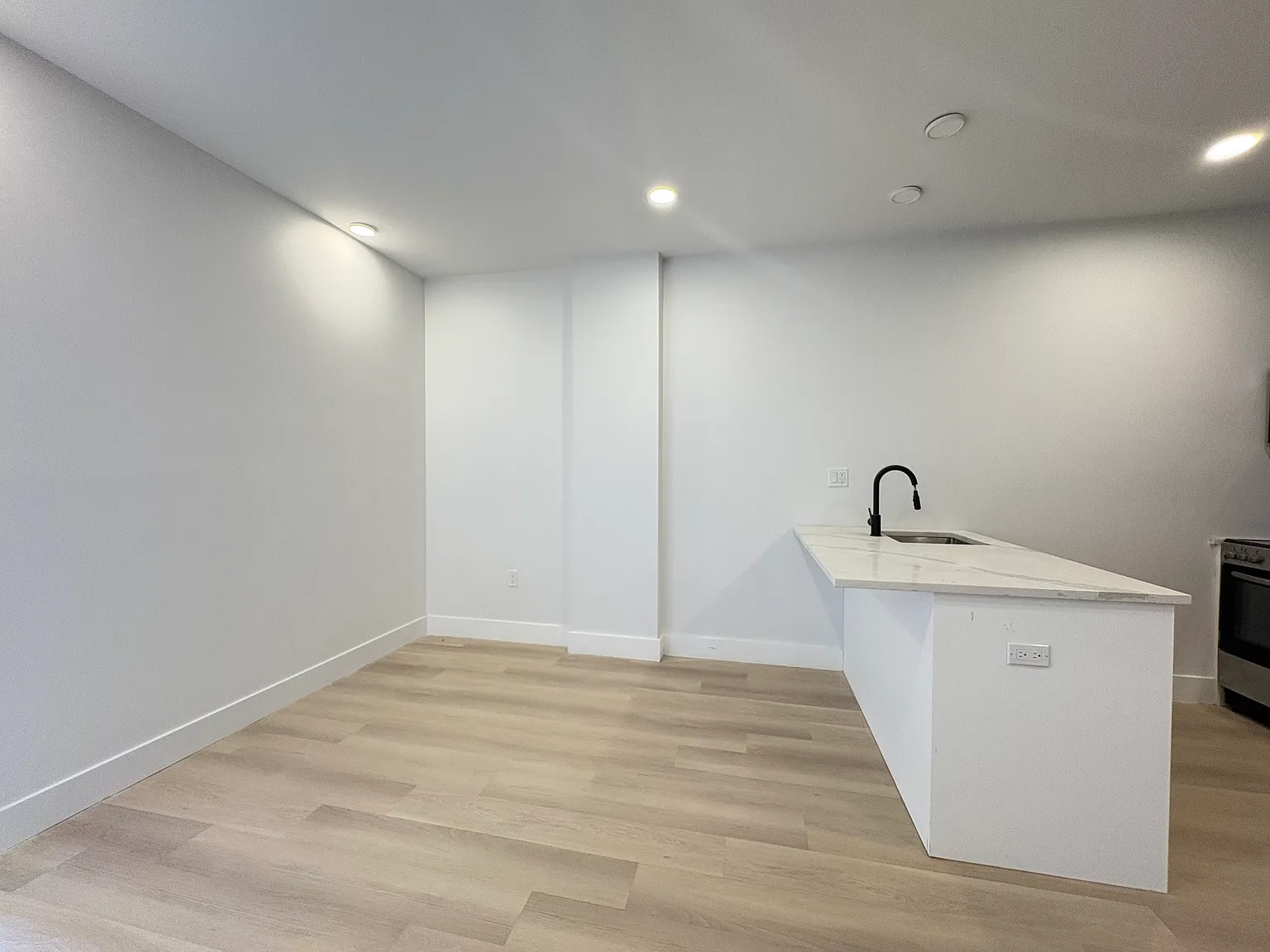 2 bed, 800 sqft, $2,300 — Photo 2