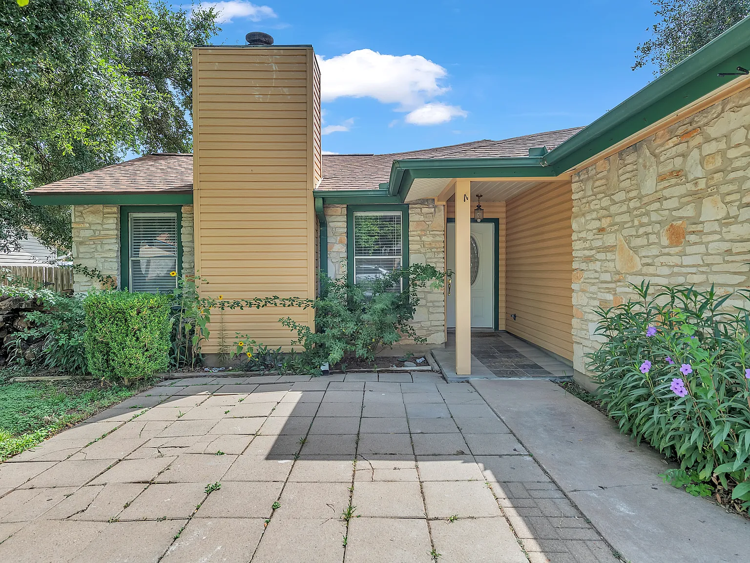3 bed, 2.0 bath, 1542 sqft, $2,000 — Photo 2