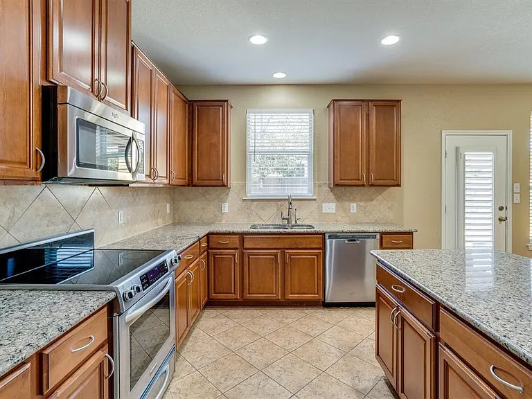 1109 Sussex Pl — Photo 3