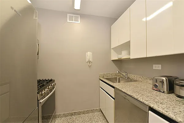 Sold by R New York | media 4