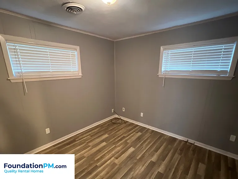 2412 Gentry Ave — Photo 8