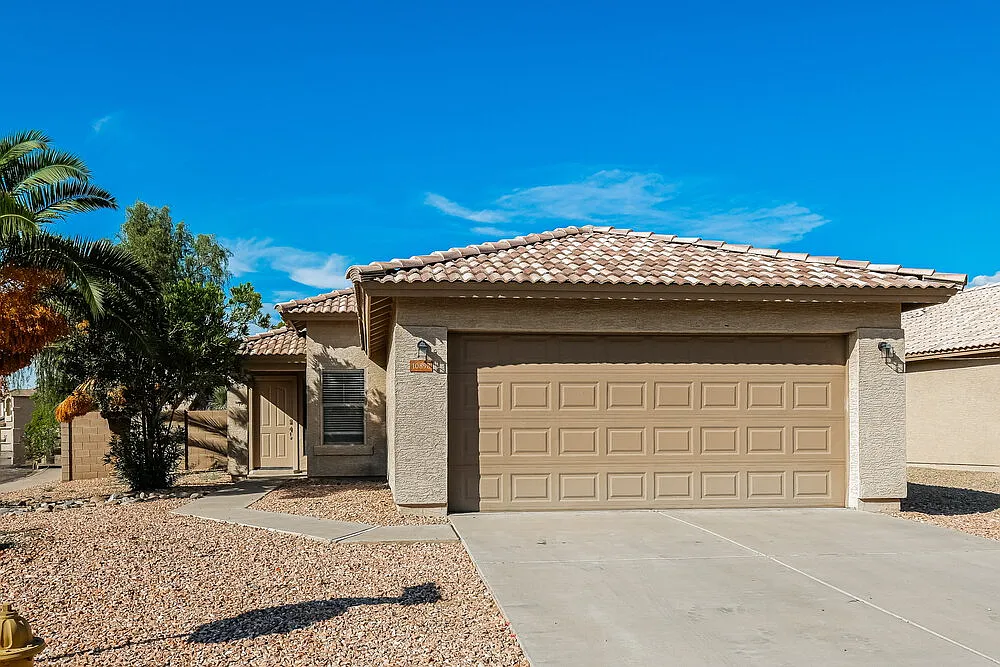 3 bed, 2.0 bath, 1240 sqft, $1,915 — Photo 1