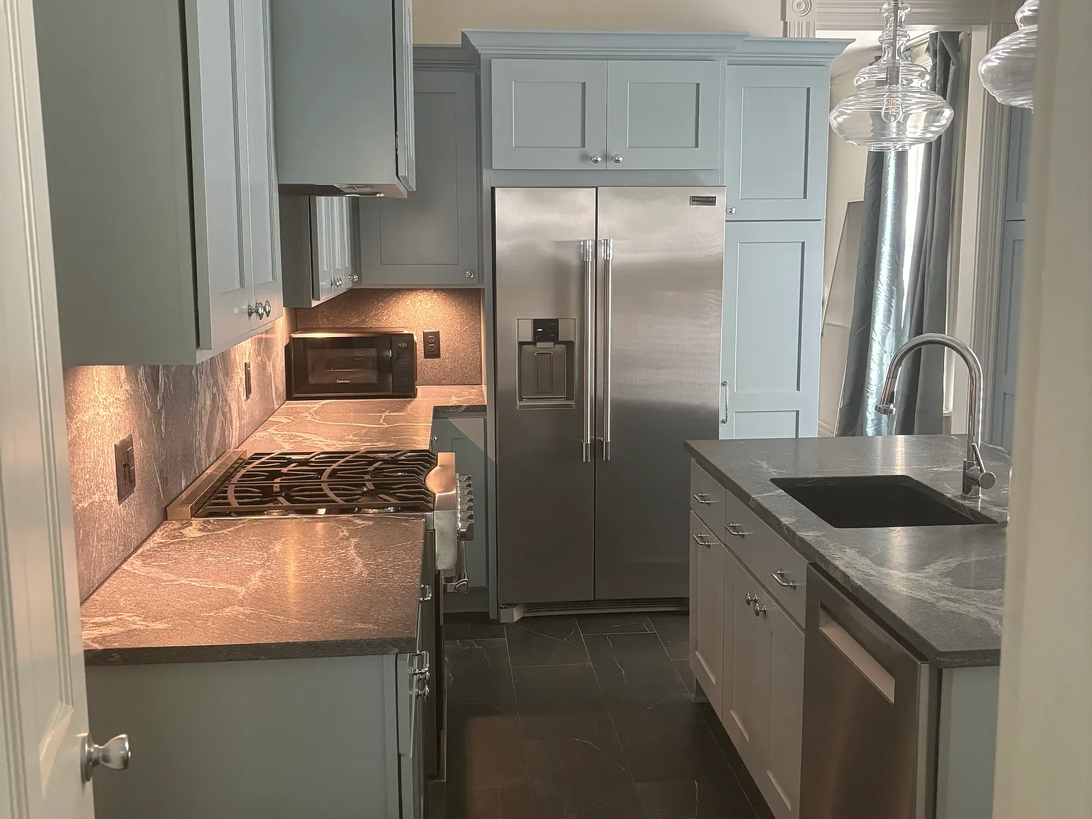 2 bed, 1.5 bath, 1300 sqft, $2,200 — Photo 2