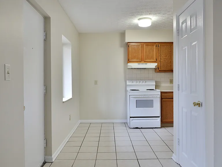 450 E Norwich Ave #D — Photo 1