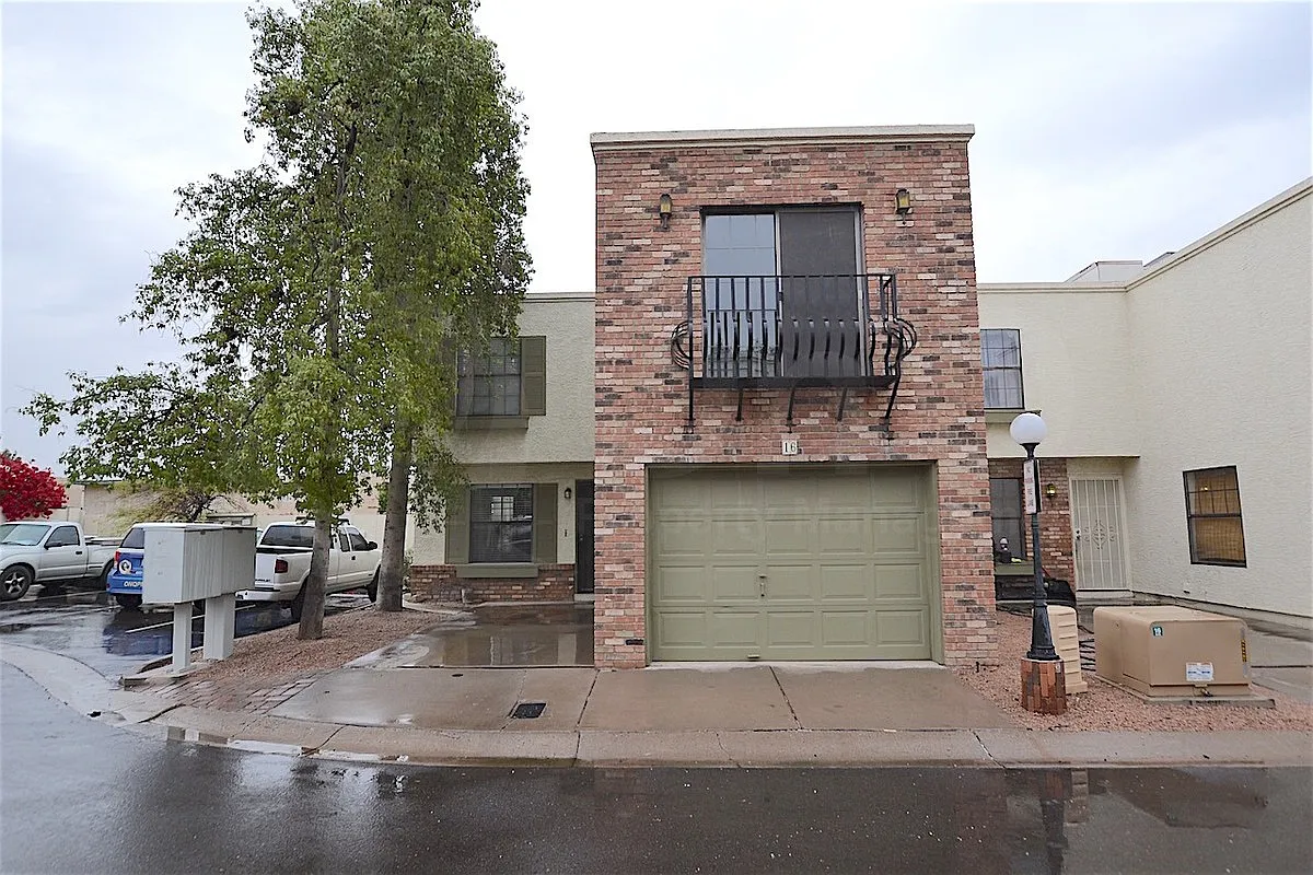 3 bed, 2.5 bath, 1485 sqft, $2,299 — Photo 2