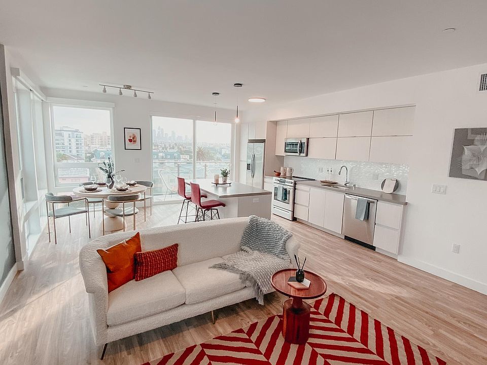 1st image of 704 S Manhattan Pl #4