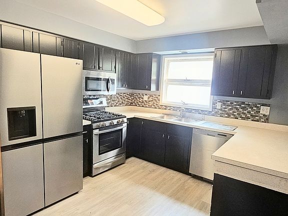 4th image of 909 E Lake St