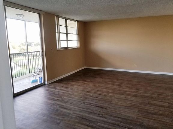 4th image of 3300 W Rolling Hills Cir