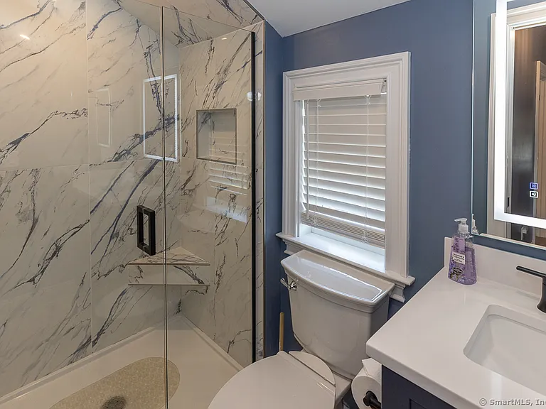 55 Swan Ave — Photo 32
