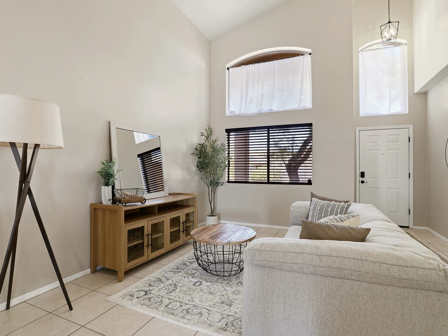 5 bed, 2240 sqft, $2,500 — Photo 3
