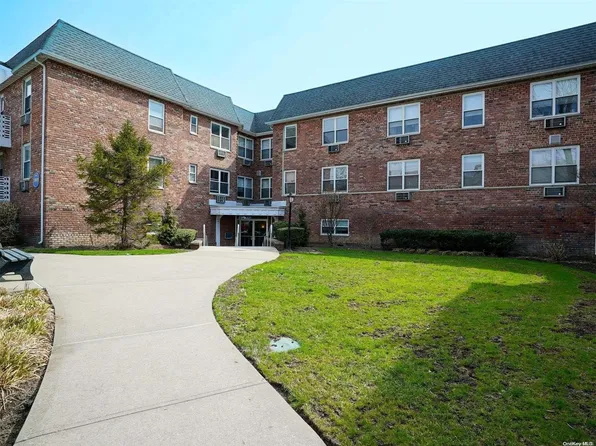 2 Fowler Avenue #215, Lynbrook, NY 11563