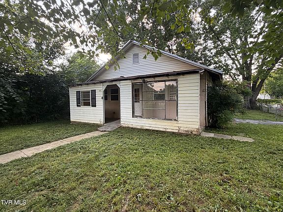 5th image of 1315 E Myrtle Ave