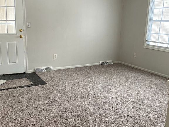 4th image of 3660 Newcastle Dr SE