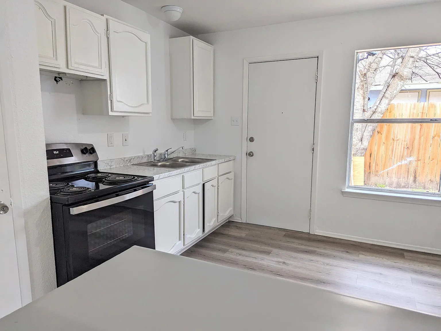 2 bed, $1,095 — Photo 4