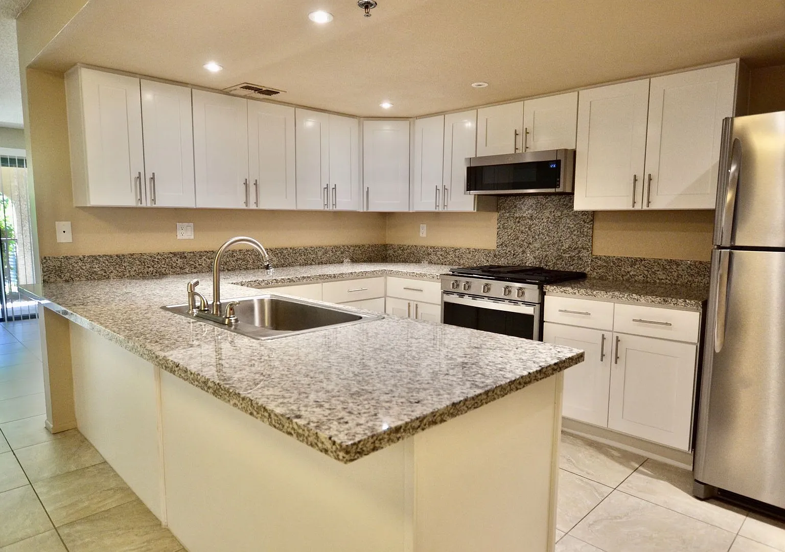 Updated 2 Bedroom Condo with Gorgeous Views Huge Private Yard and Stainless Steel Appliances — Photo 4