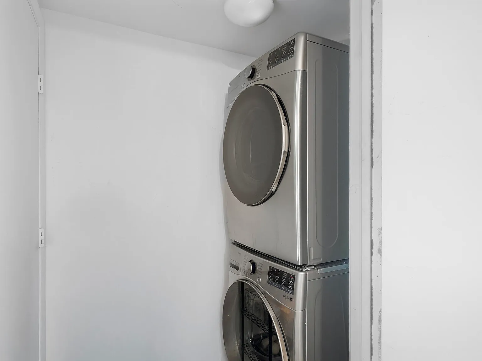2 bed, 2.0 bath, 1255 sqft, $4,990 — Photo 4