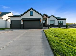 2111 SW Red Barn Ln, Lee's Summit, MO 64082