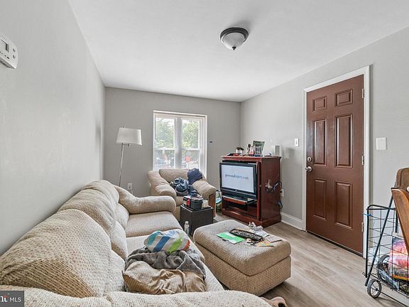 4th image of 2405 Barclay St