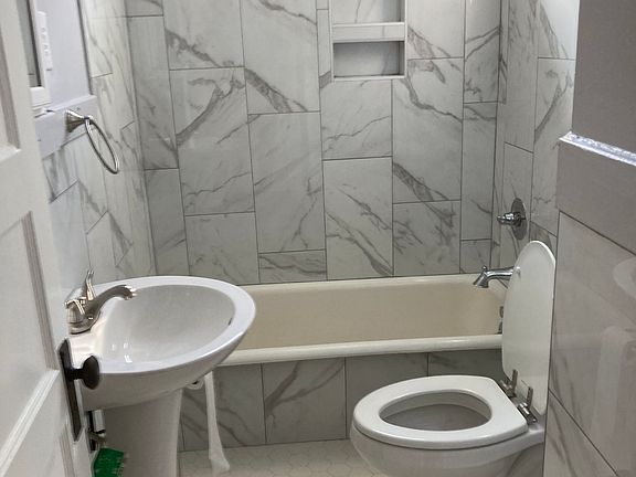 2nd bath with tub/shower