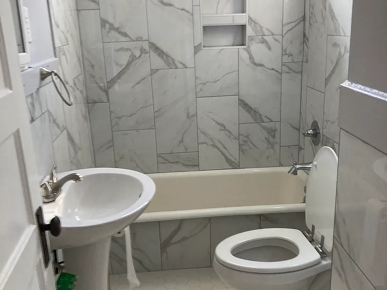 2nd bath with tub/shower