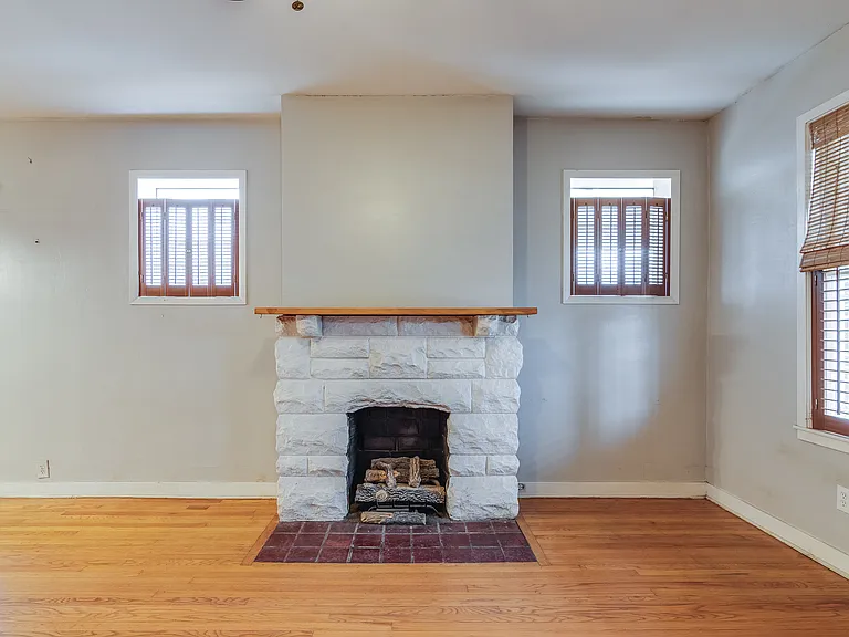 2293 Jackson Ave — Photo 3