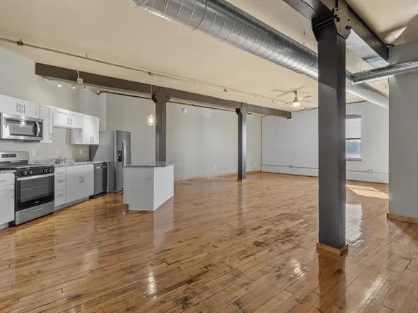 225 E 2nd St #202, Davenport, IA 52801