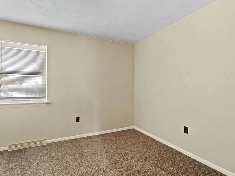 142 N Pleasant Ave — Photo 12