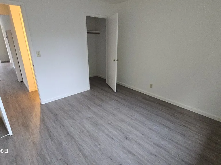 The room has a west-facing window.