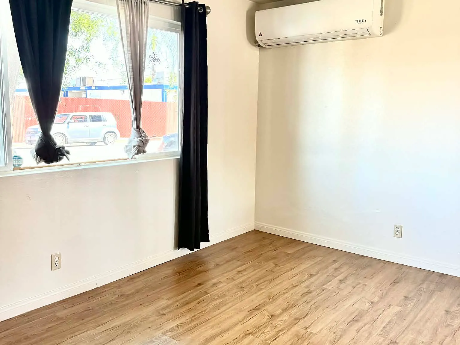 3 bed, 876 sqft, $2,350 — Photo 1