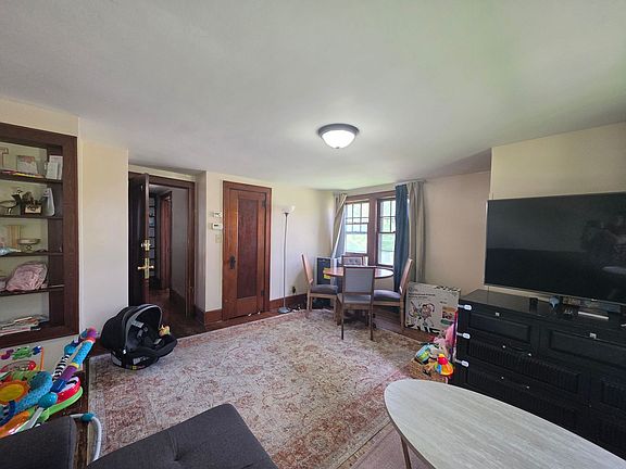 4th image of 308 S Willow St
