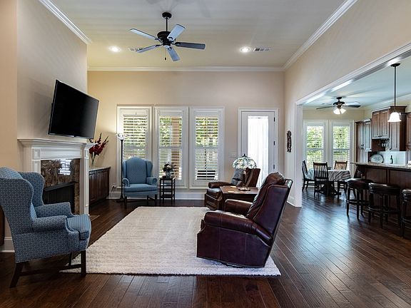 5th image of 609 Sweetgum Ln
